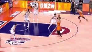 🤣🤣超级五尬球！！王哲林空位离奇走步失误没被吹，随后大空位三不沾